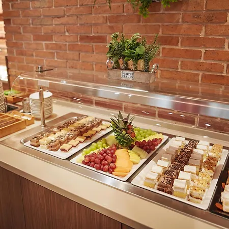 - & Adria ホテル 4*