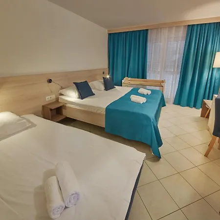 - & Adria アンカラン